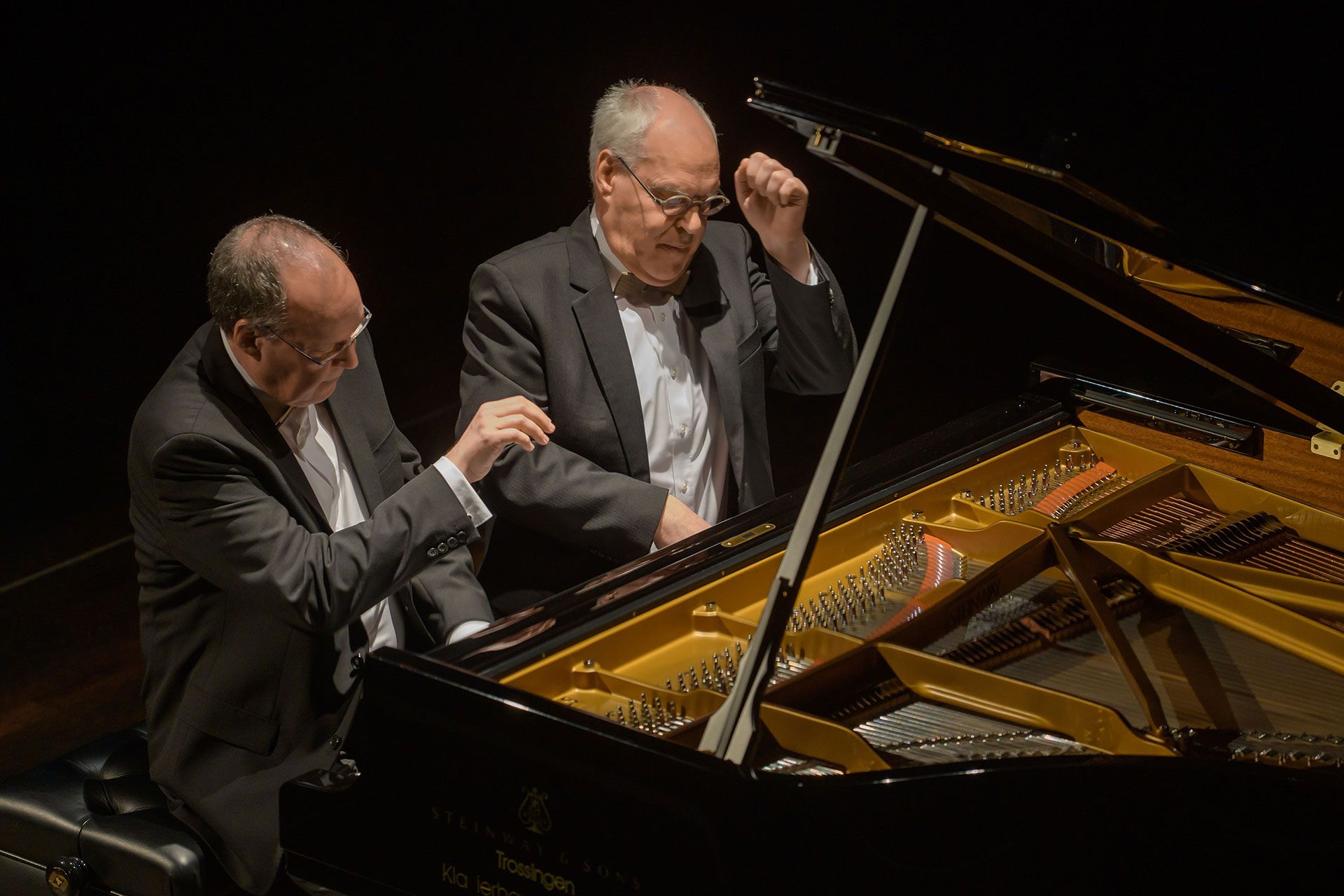 Am 20. März 2022 beschränkte sich das Klavierduo Hans-Peter und Volker Strenzl auf das vierhändige Repertoire
