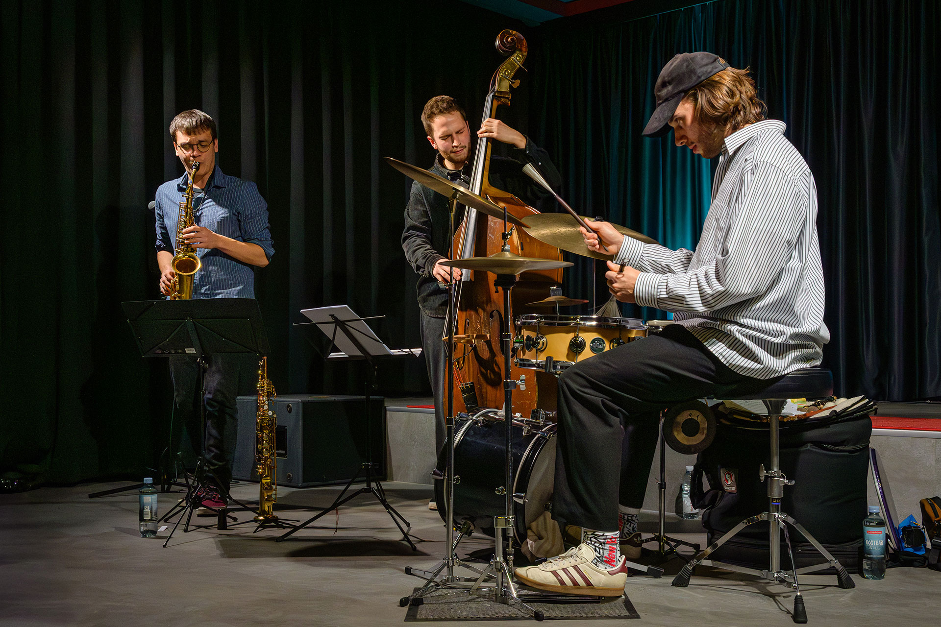 15. 11. 2025 - Das Trio des Saxophonisten Paul Beskers im Guckloch Kino - Foto: Heinz Bunse