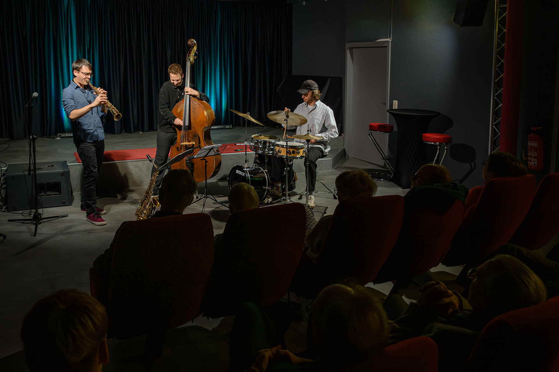 15. 11. 2025 - Das Trio des Saxophonisten Paul Beskers im Guckloch Kino - Foto: Heinz Bunse