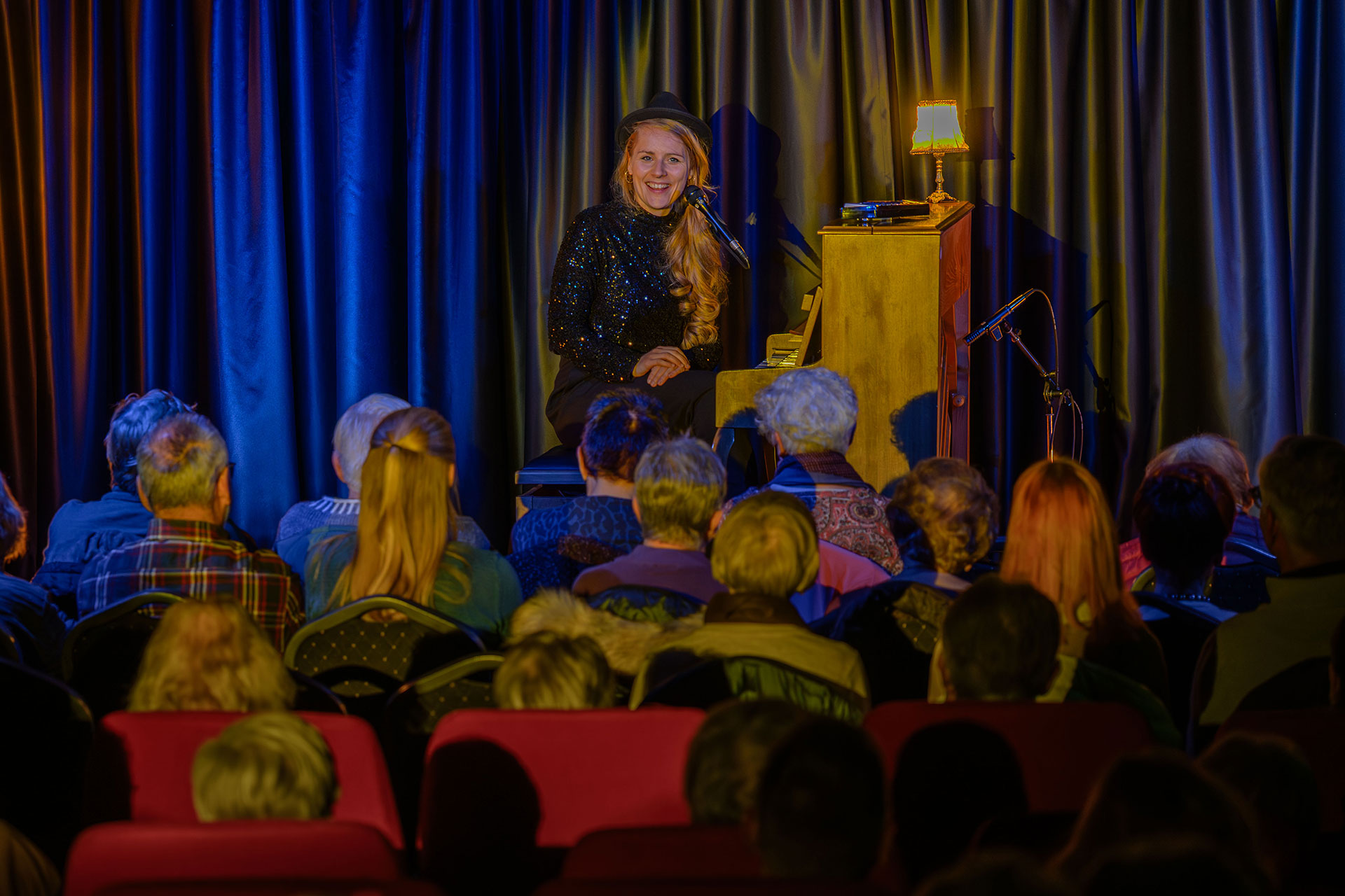 12.12.2025 Liedermacherin Laura Braun im ausverkauften Guckloch Kino (c) Heinz Bunse