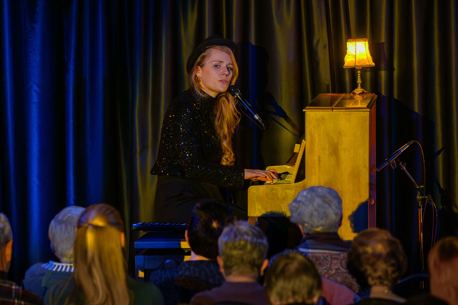 12.12.2025 Liedermacherin Laura Braun im ausverkauften Guckloch Kino (c) Heinz Bunse